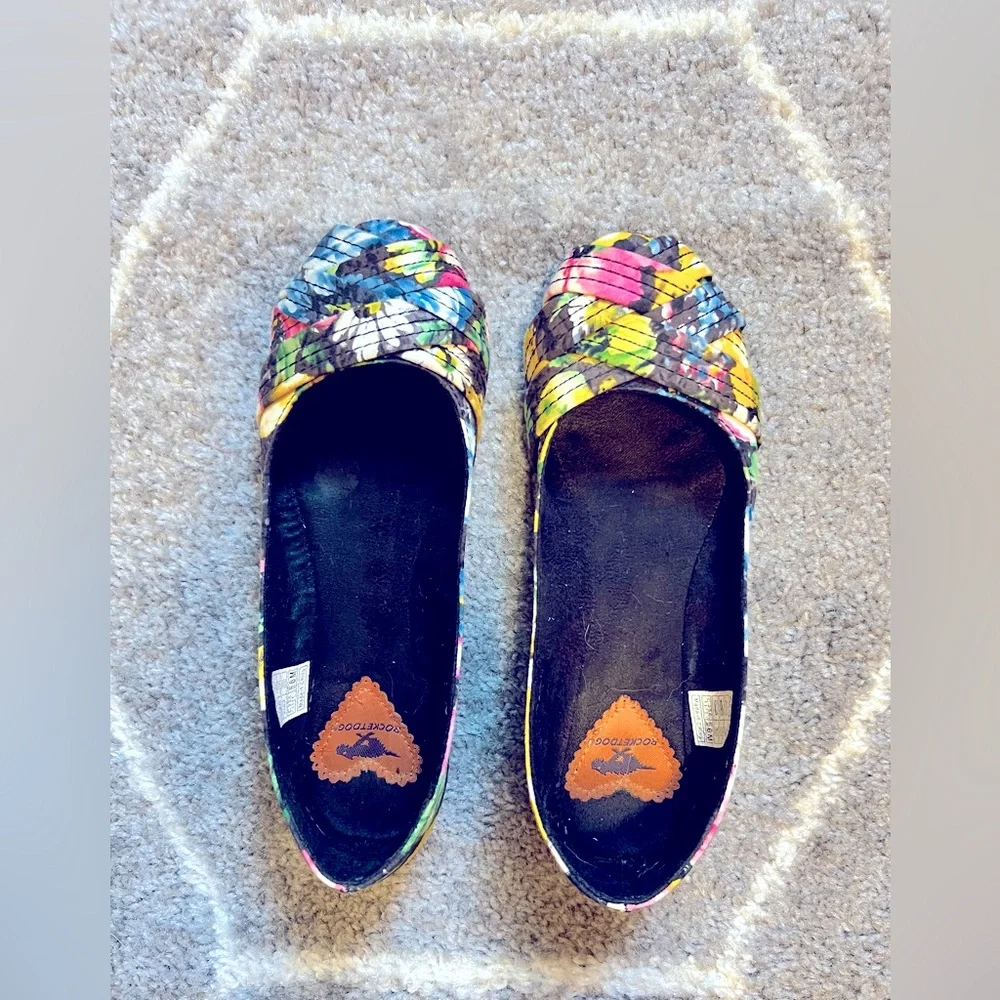 Rocket Dog Black Flats with Floral Design - Picture 2 of 6